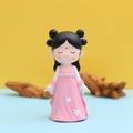 Roze Hanfu meisje figuur met dubbele knot kapsel voor bureauversiering en cadeau-ideeën - 1003-1 Grote Wind Steekt Op