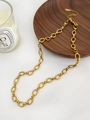 Dettaglio della chiusura a moschettone in oro e catena a maglie su superficie in legno - Catena a Maglie Grosse / Catena a Maglie Oro