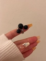 Anello aperto in argento con tre perle nere lucide dal design minimalista - Nero