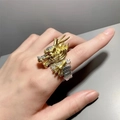 Detailansicht eines Vintage Drachenrings aus Gold mit silbernen Schuppen am Finger - Einstellbar Offen / Gold und Silber Zweifarbig