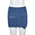 Dettaglio gonna in denim blu con tasca a forma di cuore e cerniera metallica - S / Blu