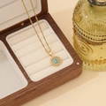 Dettaglio di una collana dorata con ciondolo a sole in turchese in una scatola di legno - 3# Turchese Blu