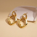 Dettaglio macro di orecchini a cerchio dorati con zirconi su un piedistallo di pietra - Oro (Perno per orecchini in argento sterling 925)