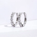 Dettaglio di orecchini a cerchio in argento con zircone blu quadrato e cristalli - Zirconia Bianca / Argento