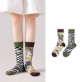 Asymmetrische Crew-Socken mit Zebra-Print und Wildtier-Landschaft aus Baumwollmischung - Zebra-Grasland-Landschaftsthema (1048)