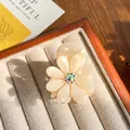 Haarklammer aus Acetat in Creme-Blumenform mit bunten Strasssteinen für Damen - 3,8CM / Hellkaffee