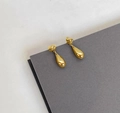 Boucles d'oreilles gouttes de lave dorées avec finition miroir et clous texturés - Goutte d'Eau Minimaliste / Or