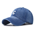 Berretto da baseball in denim blu con ricamo C bianco e visiera curva in stile minimalista - Blu Denim Scuro