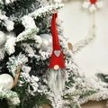 Gnomo di Natale con cappello rosso e cuore di paillettes su un ramo di albero innevato - Cappello Rosso Con Cuore / Rosso