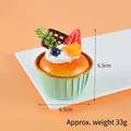 Τεχνητό πράσινο cupcake με κρέμα, μύρτιλο και φράουλα για διακοσμητική χρήση - Ροδάκινο & Φράουλα