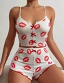 Dettaglio del pigiama a costine con stampe di labbra rosse e fiocco decorativo in vita - Taglia S / Base Bianca Labbra Rosse