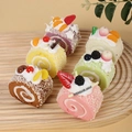 Lot de 6 mini gâteaux roulés en PU réalistes avec fruits sur un plateau en bois strié - Gâteau Roulé Suisse (XMB-41) Type Aimant de Réfrigérateur