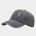 Dettaglio del ricamo bianco Faith su cappellino da baseball grigio antracite lavato - Grigio