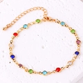 Bracciale a catena placcato oro con zirconi tondi colorati su sfondo in pietra bianca - Bracciale / Colorato