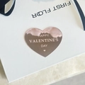 Gros plan d'un topper de gâteau cœur en or rose avec gravure Happy Valentine's Day - Happy Valentine's Day Cœur / Or rose