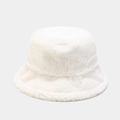 Primer plano de un gorro de pescador de piel sintética blanca con textura suave y felpa - M (56-58cm) / Blanco