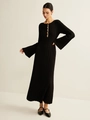 Elegante zwarte gebreide maxi-jurk met V-hals, knoopjes en wijde uitlopende mouwen - S / Zwart