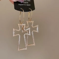Detailansicht großer goldener hohler Kreuz-Creolen mit 925er Silber-Stempelung - Gold Kleiner Creolen (Silbernadel)