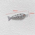 Silberner Koi-Anhänger mit orangefarbenem Stein und 40mm flexiblem, segmentiertem Körper - Weißgold / Groß / Einzelstück