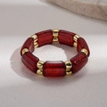 Details von roten Glitzer-Resin-Blöcken und Goldperlen auf dem Boho-Stretch-Armband - Rot