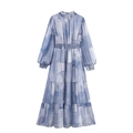 Elegantes langärmliges Maxikleid mit blauem Denim-Print und gestuftem Rock - XS / Hellblau