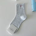 Hellgraue Baumwollsocken mit dekorativem rosa Knopf und feiner Strickstruktur - Einheitsgröße / Graubeige