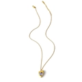 Primer plano del colgante de corazón en oro de 18k con gema púrpura y cadena ajustable fina - Estilo Colgante Corazón Púrpura