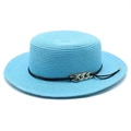Détail d'un chapeau canotier bleu avec paille tressée et chaîne dorée décorative - M (56-58cm) / Bleu lac