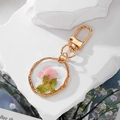 Porte-clés artisanal en résine avec fleurs séchées roses et fermoir doré chic - Fleur Rose Feuille Verte