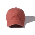 Vue détaillée de face d'une casquette de baseball rétro en coton lavé de couleur rouge brique - Orange