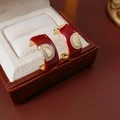 Dettaglio macro di orecchini a forma di D in oro con smalto rosso e cristalli brillanti - Orecchini con Lettera D e Strass / Lettera D Rosso Oro (21# Perno in Argento)