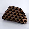 Borsa a mano in maglia con motivo geometrico a triangoli color cammello e chiusura - Borsa a mano in maglia / Modello a triangolo cammello