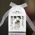 Elegante weiße lasergeschnittene Hochzeits-Geschenkbox mit romantischem Paar und Schleife - Weiß