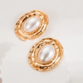 Detail of irregular leaf-shaped gold earrings with textured edges and white pearl core - EZ5325-C Retro Oval Pearl