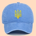 Blaue Baseballkappe aus gewaschener Baumwolle mit gelber Ukraine-Wappen-Stickerei - Hellblau