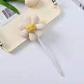 Detail eines kreativen Kugelschreibers mit weißer Plüsch-Gänseblümchen-Blume auf Tablett - Weiß
