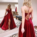 Elegante abito da sera in raso rosso con scollo a V, schiena scoperta e spacco alto - Taglia US 2 (S) / Borgogna
