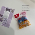 Detalle de gomas de pelo 25mm de PU rojo y azul, set de 100 unidades en bolsa transparente - Bolsa Amarilla (Mezcla Rojo Azul)