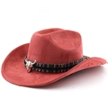 Détail d'un chapeau de cowboy en daim rouge avec ruban ethnique et ornement tête de taureau - M (56-58cm) / Rouge Brique