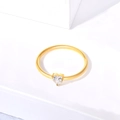 Detailopname van een gouden ring met hartvormige steen op een witte achtergrond - US 6 / Witte Zirkonia