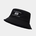 Dettaglio di cappello alla pescatora nero con cuciture parallele e slogan bianco stampato - IT'S A TOUGH JOB BEING BOB Nero