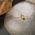 Dettaglio della collana con ciondolo ovale in zircone dorato su pietra naturale - Zirconia Trasparente (XL079/XL080)