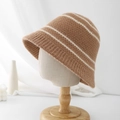 Detalle de gorro de punto marrón con textura de lana suave y diseño de rayas blancas - Caqui con rayas beige