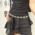 Cadena de cintura de mariposa de plata estilo Y2K bohemio usada con un vestido negro - Estilo Mariposa 3D (K0107)