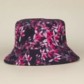 Primer plano detallado de un sombrero de pescador negro con estampados florales coloridos - M (56-58cm) / Base Negra con Hojas Rojo Rosa