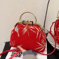 Sac Hanfu rouge avec broderie élégante d'oiseaux et bambous pour style Cheongsam - Rouge