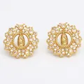 Boucles d'oreilles fleur dorées avec relief Vierge Marie et pierres en zircone - Style C - Fleur Pleine Zirconia Marie