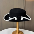 Detalle de un sombrero de fieltro de lana vintage con cinta blanca y decoración de rosa 3D - M (56-58cm) / Negro