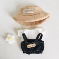 Beigefarbener Fischerhut mit weißem T-Shirt und schwarzer Latzhose für 17cm Stoffpuppe - Fischerhut + Weißes T-Shirt + Schwarze Jeans 4-teiliges Set (mit Blumen-Accessoire) / Passend für 17cm Puppe