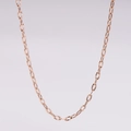 Primer plano de collar en acero inoxidable oro rosa con eslabones de cadena trenzados - Oro rosa